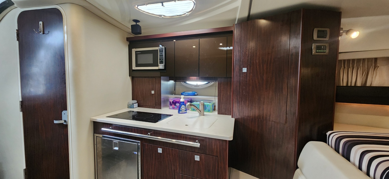 33' 2015 Monterey 335 Sport Yacht