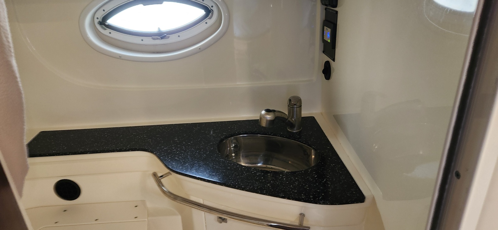 33' 2015 Monterey 335 Sport Yacht