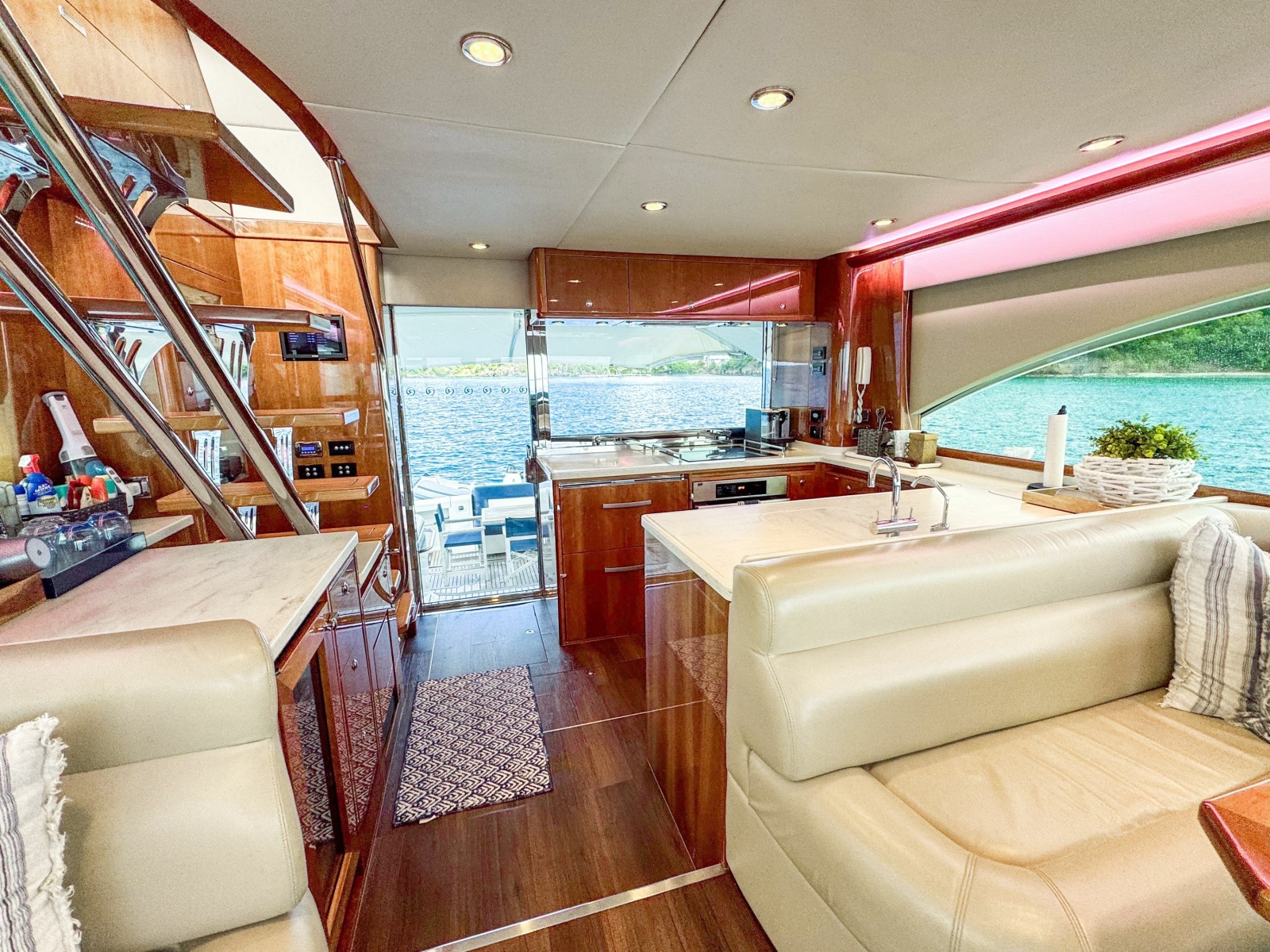 53' 2015 Riviera 53 Enclosed Bridge