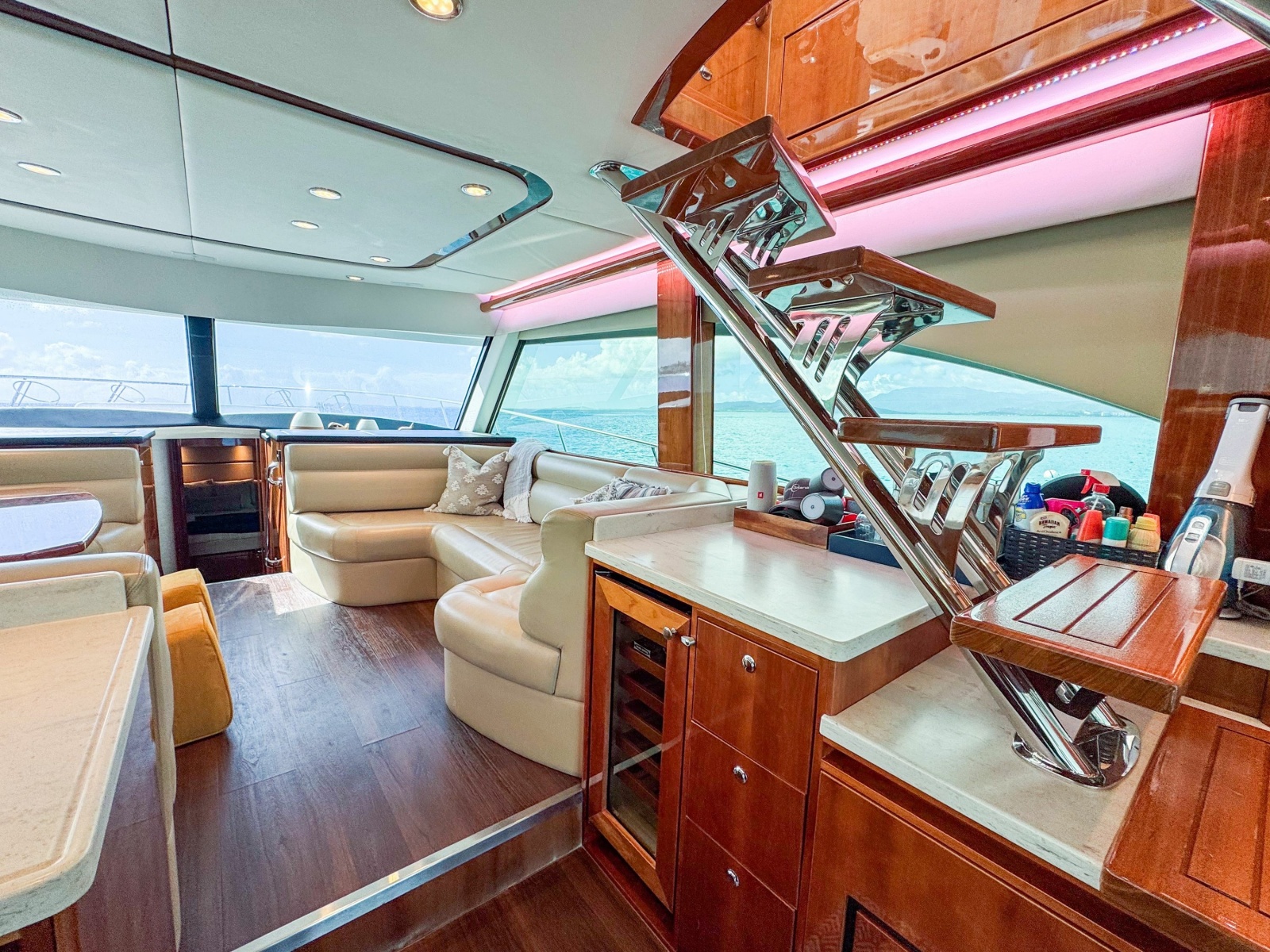 53' 2015 Riviera 53 Enclosed Bridge