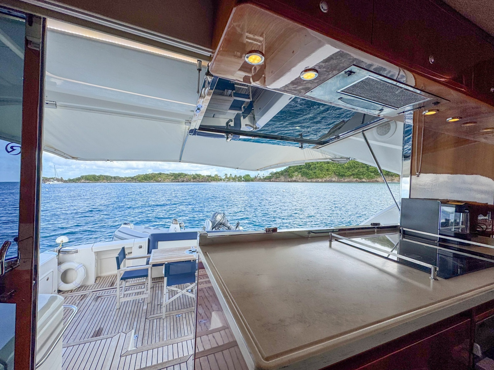 53' 2015 Riviera 53 Enclosed Bridge