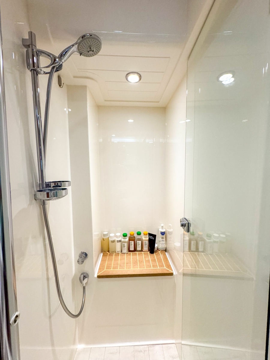 53' 2015 Riviera 53 Enclosed Bridge