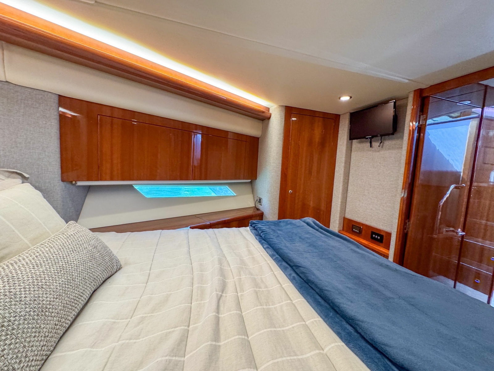 53' 2015 Riviera 53 Enclosed Bridge