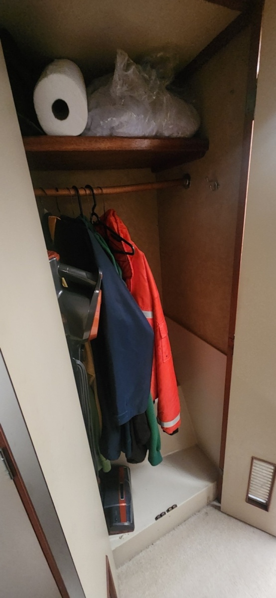 33' 1985 Bertram Flybridge Cruiser