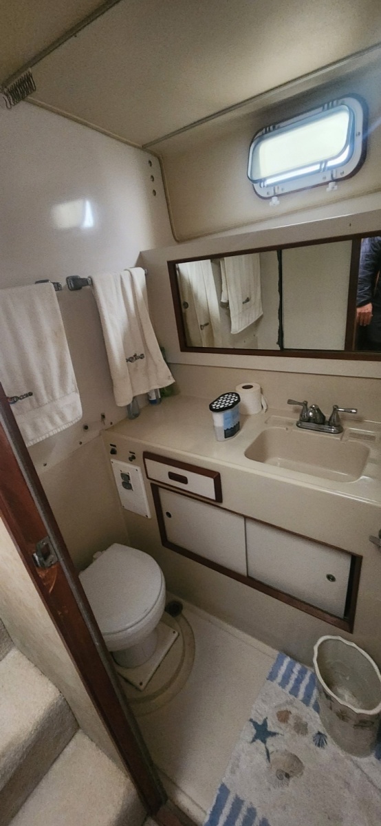 33' 1985 Bertram Flybridge Cruiser