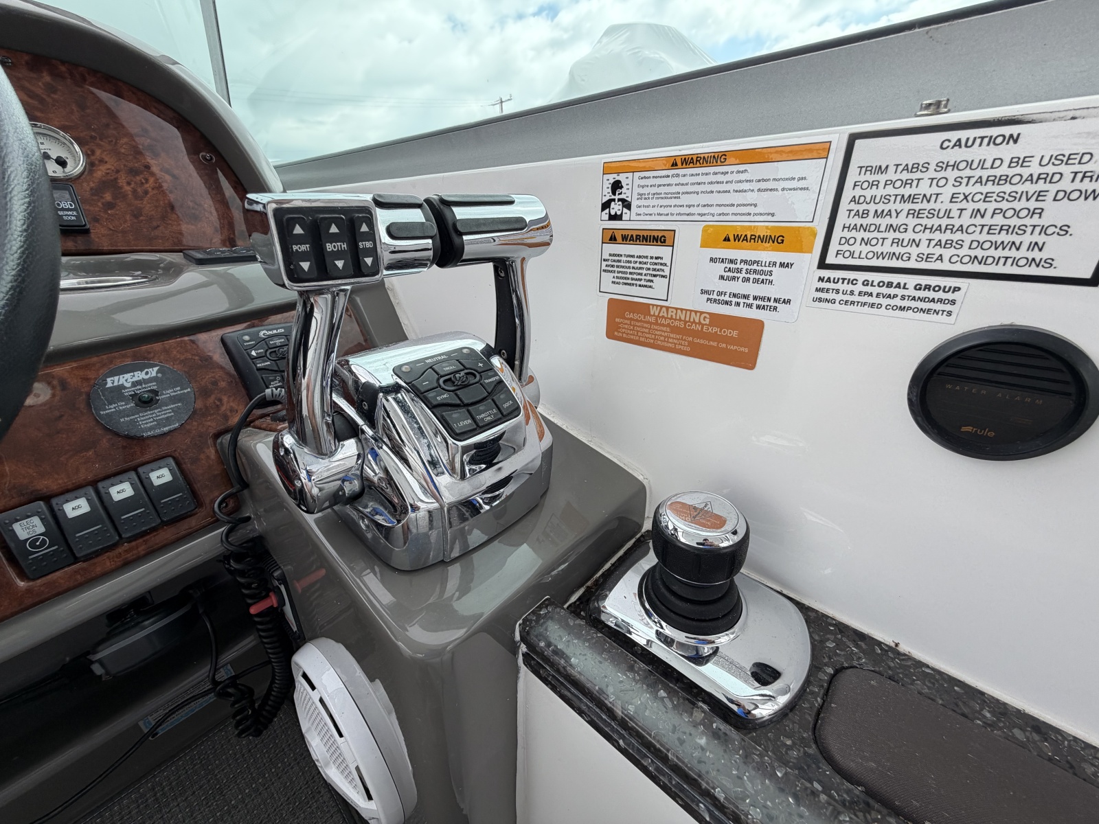 2013 Rinker 360 Express Cruiser