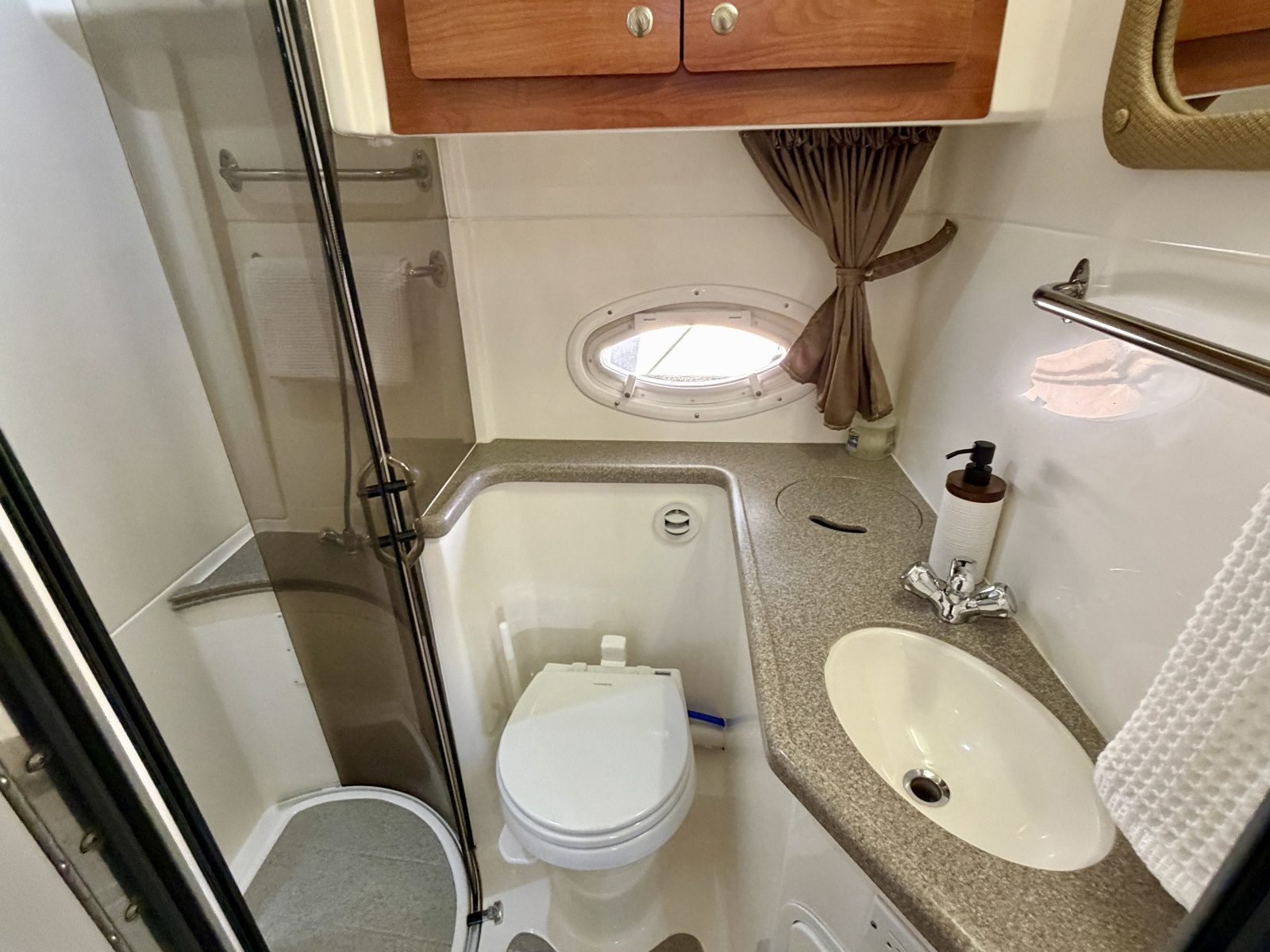 35' 2007 Rinker 350 Express Cruiser