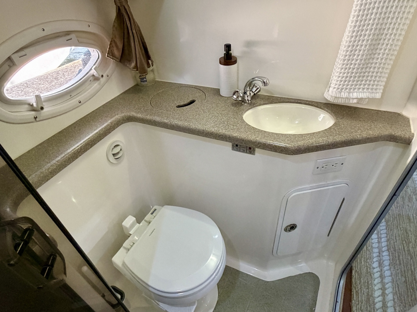 35' 2007 Rinker 350 Express Cruiser