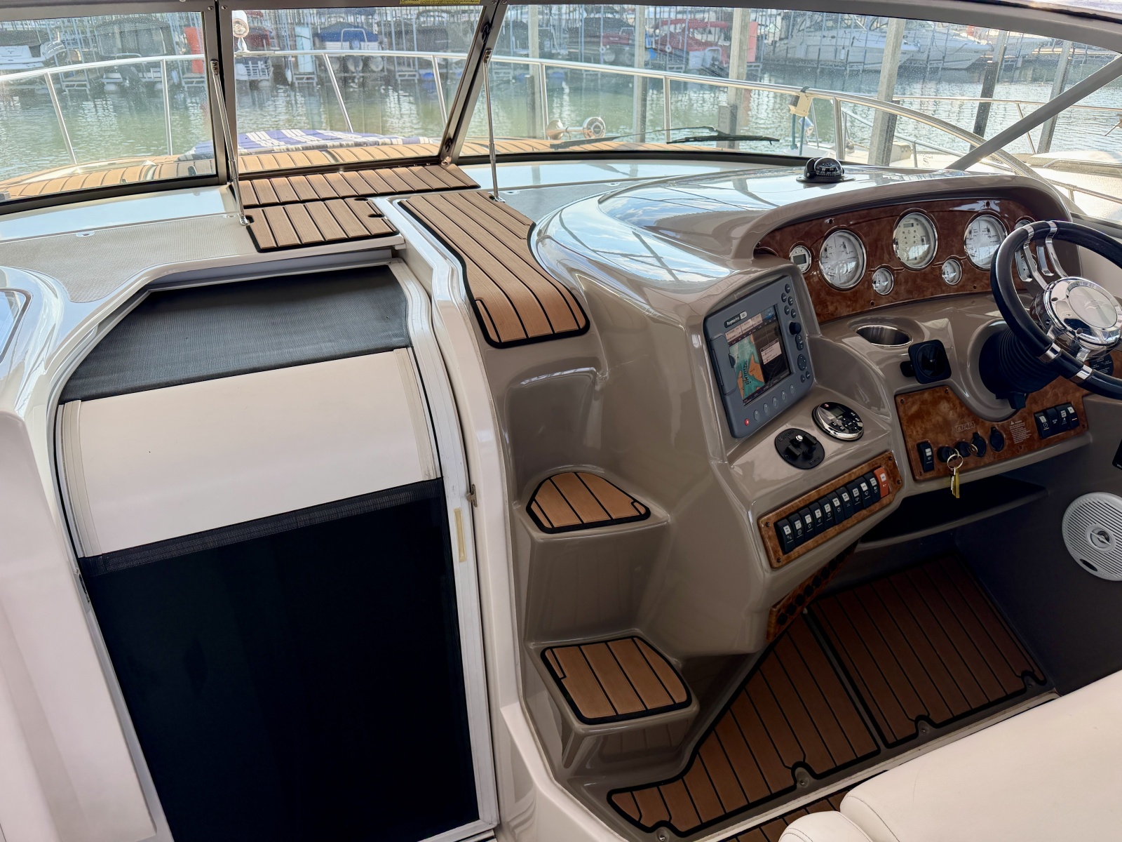 35' 2007 Rinker 350 Express Cruiser