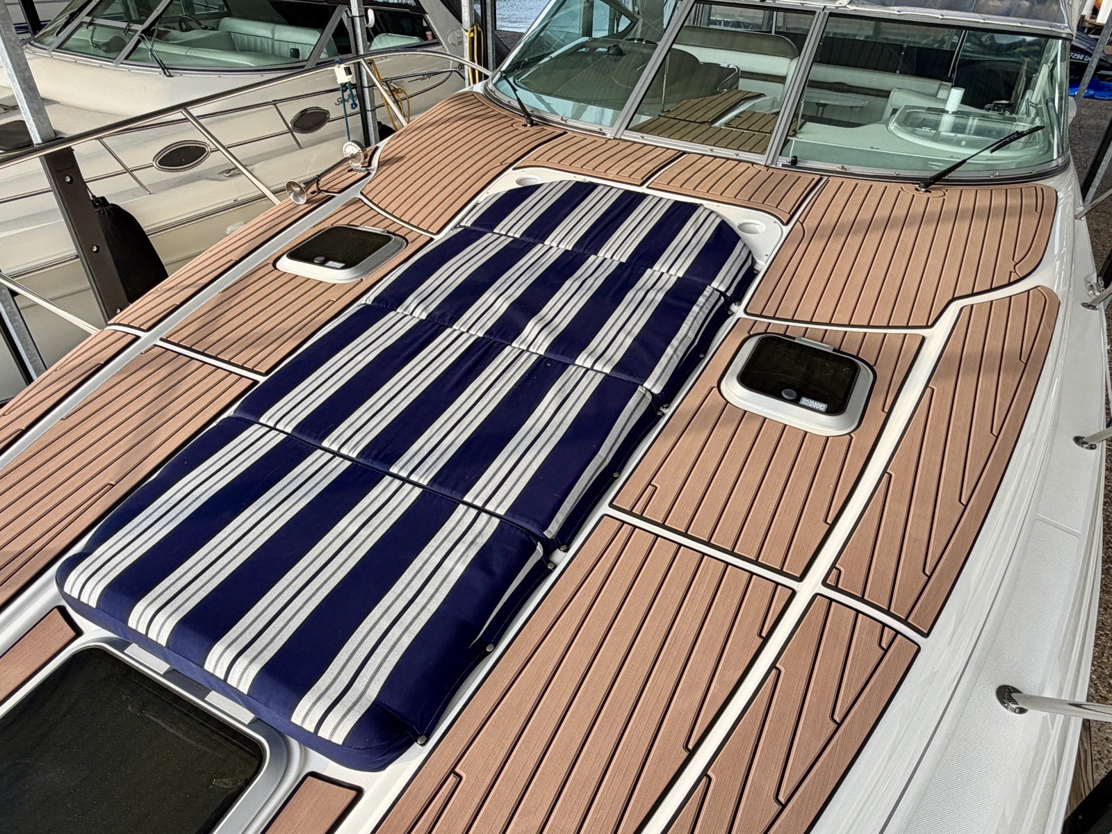 35' 2007 Rinker 350 Express Cruiser