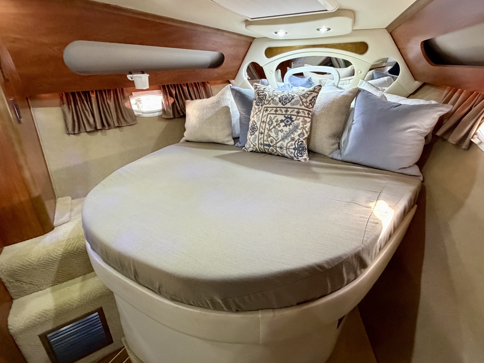 35' 2007 Rinker 350 Express Cruiser