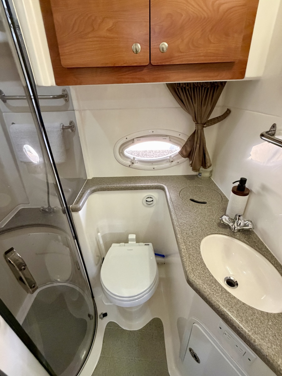 35' 2007 Rinker 350 Express Cruiser