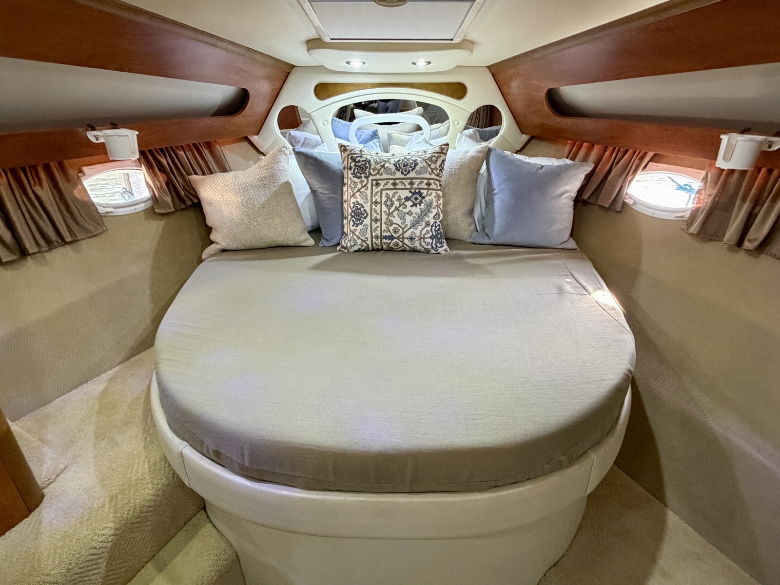 35' 2007 Rinker 350 Express Cruiser