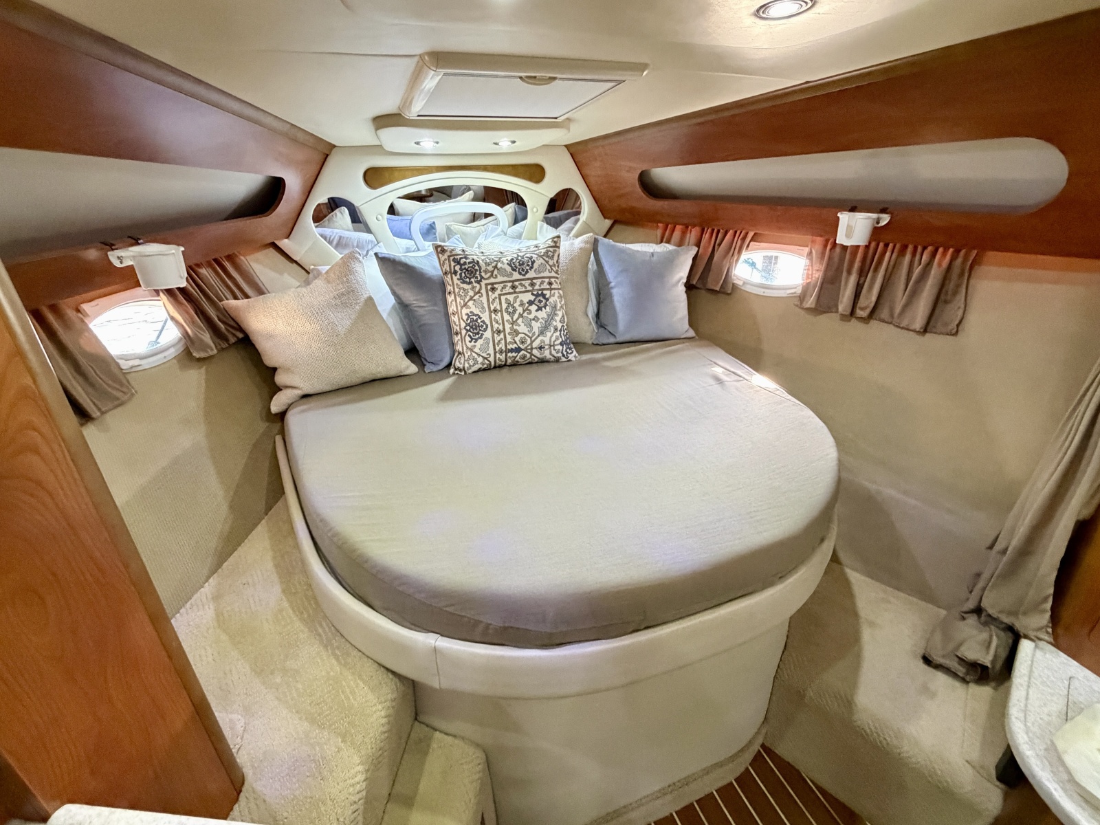 35' 2007 Rinker 350 Express Cruiser