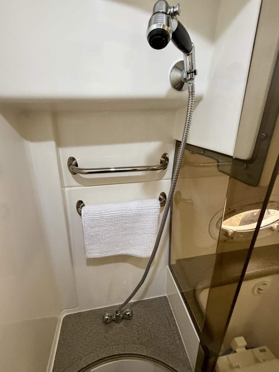 35' 2007 Rinker 350 Express Cruiser