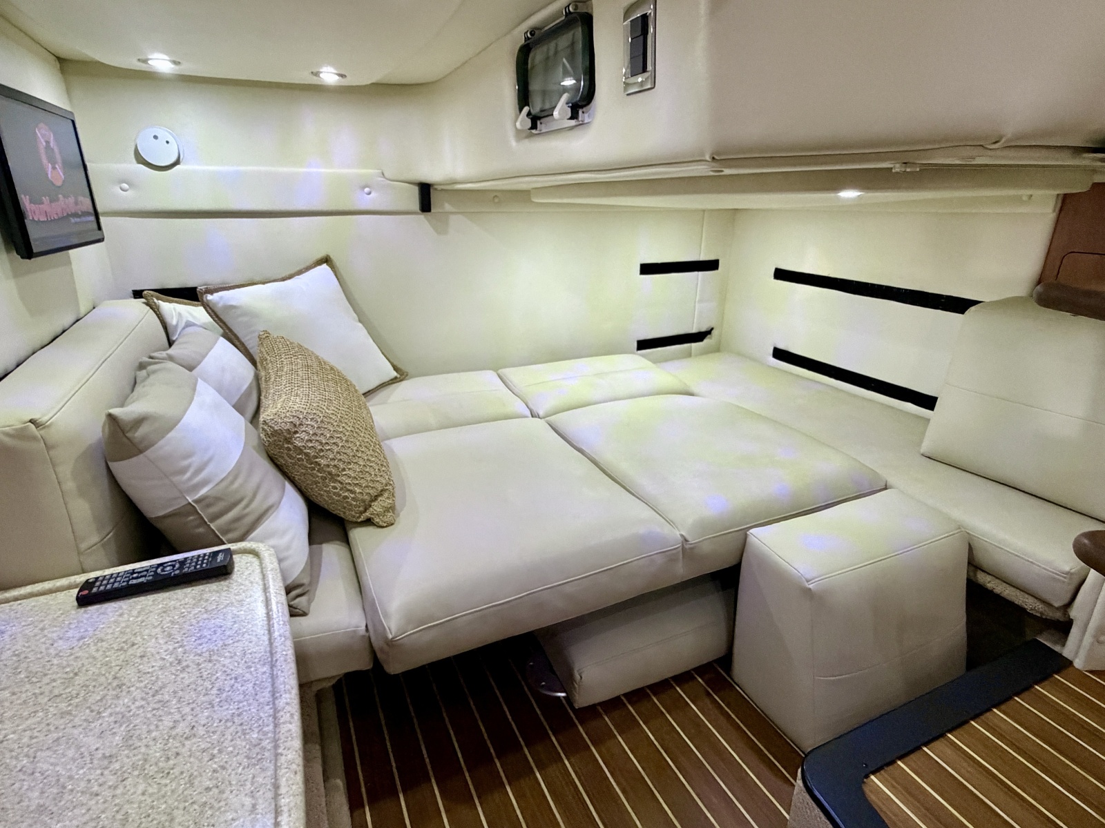 35' 2007 Rinker 350 Express Cruiser