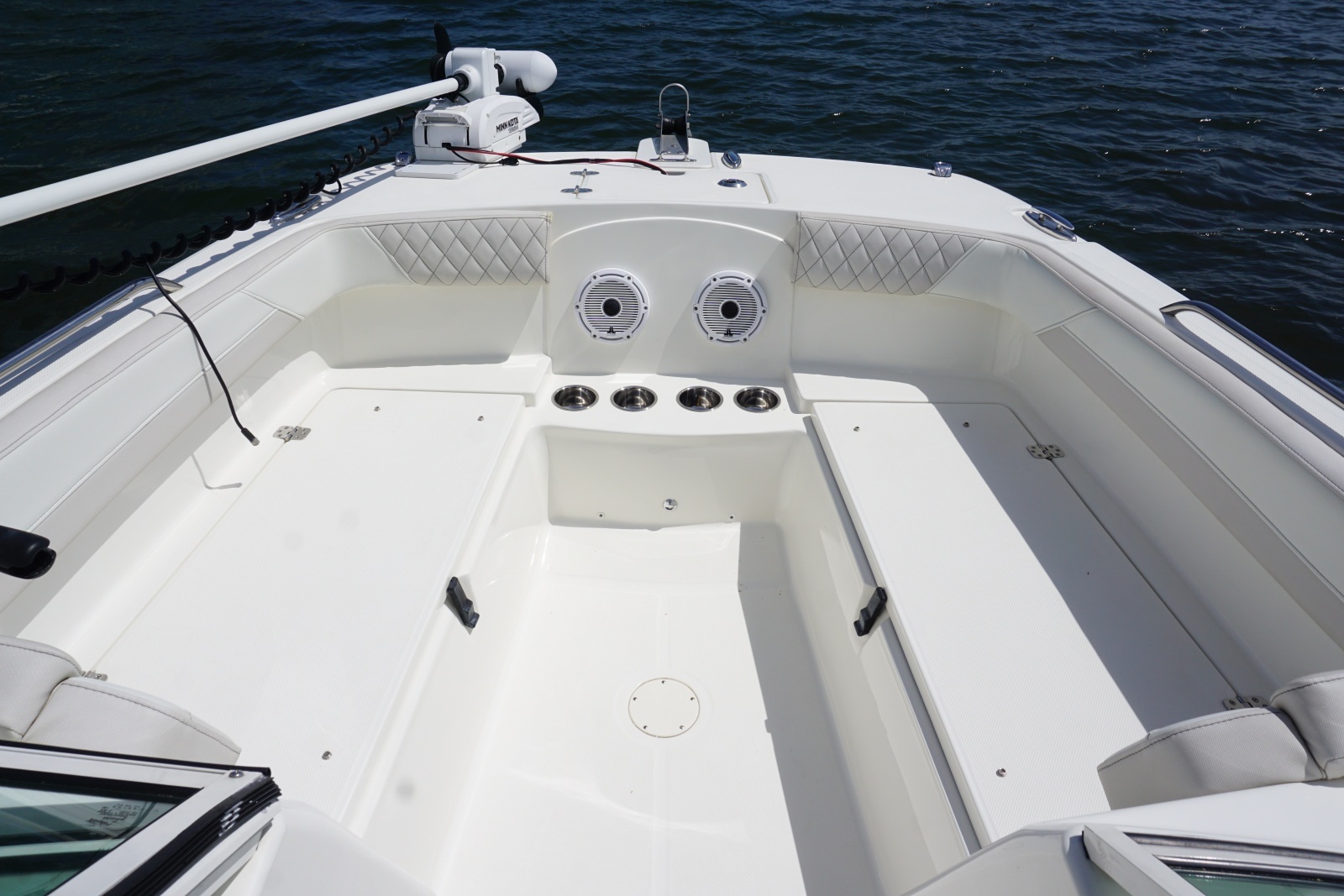 2024 23 World Cat 230 DC Transom Seating (3)