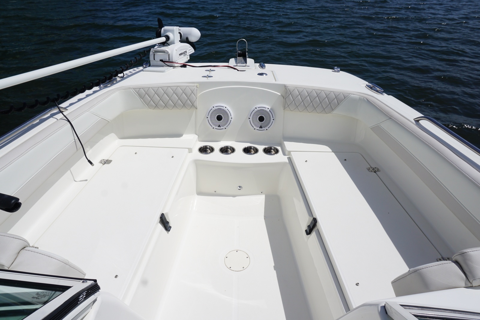 2024 23 World Cat 230 DC Transom Seating (2)