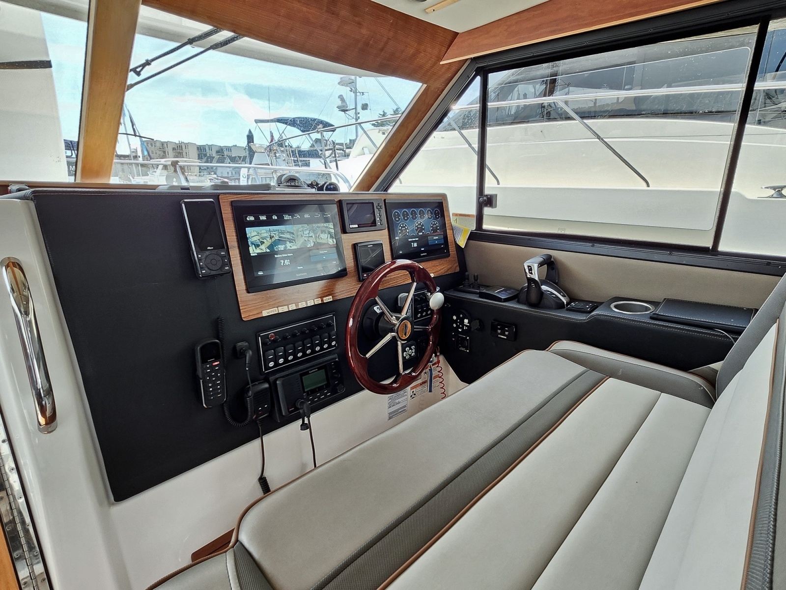 2022 Cutwater C-32 CB photo 16