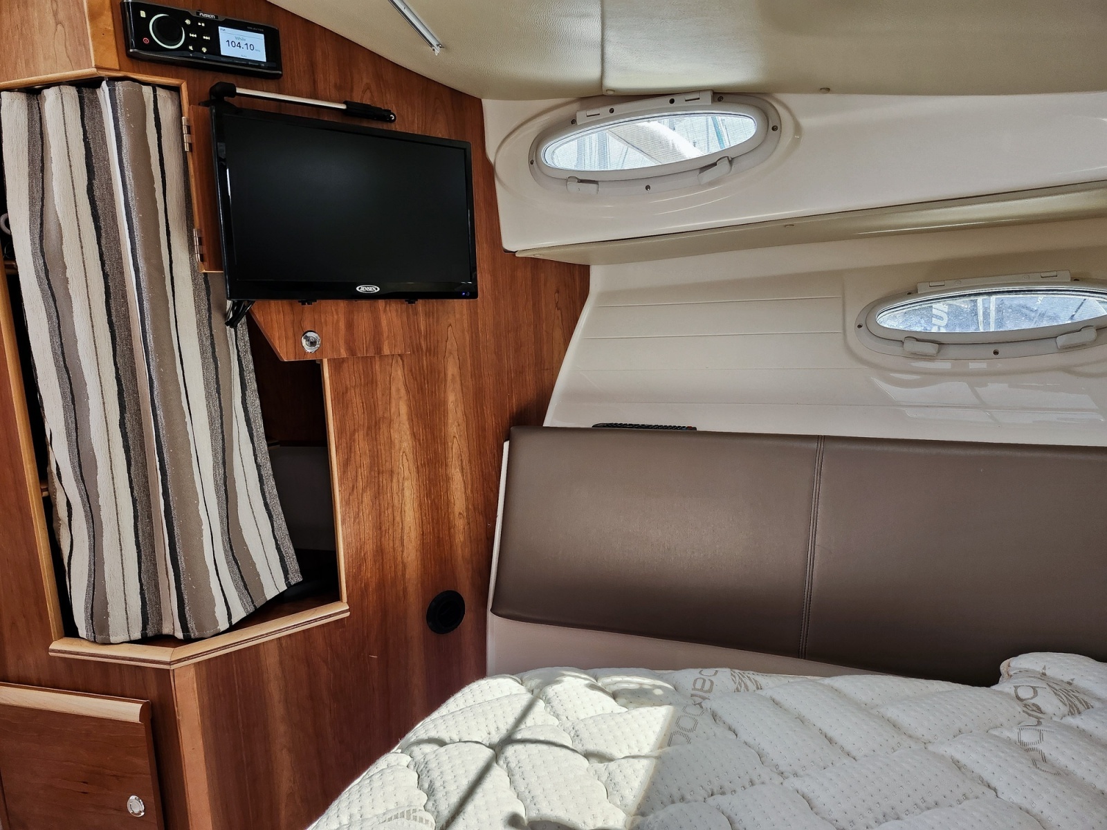 2022 Cutwater C-32 CB photo 21