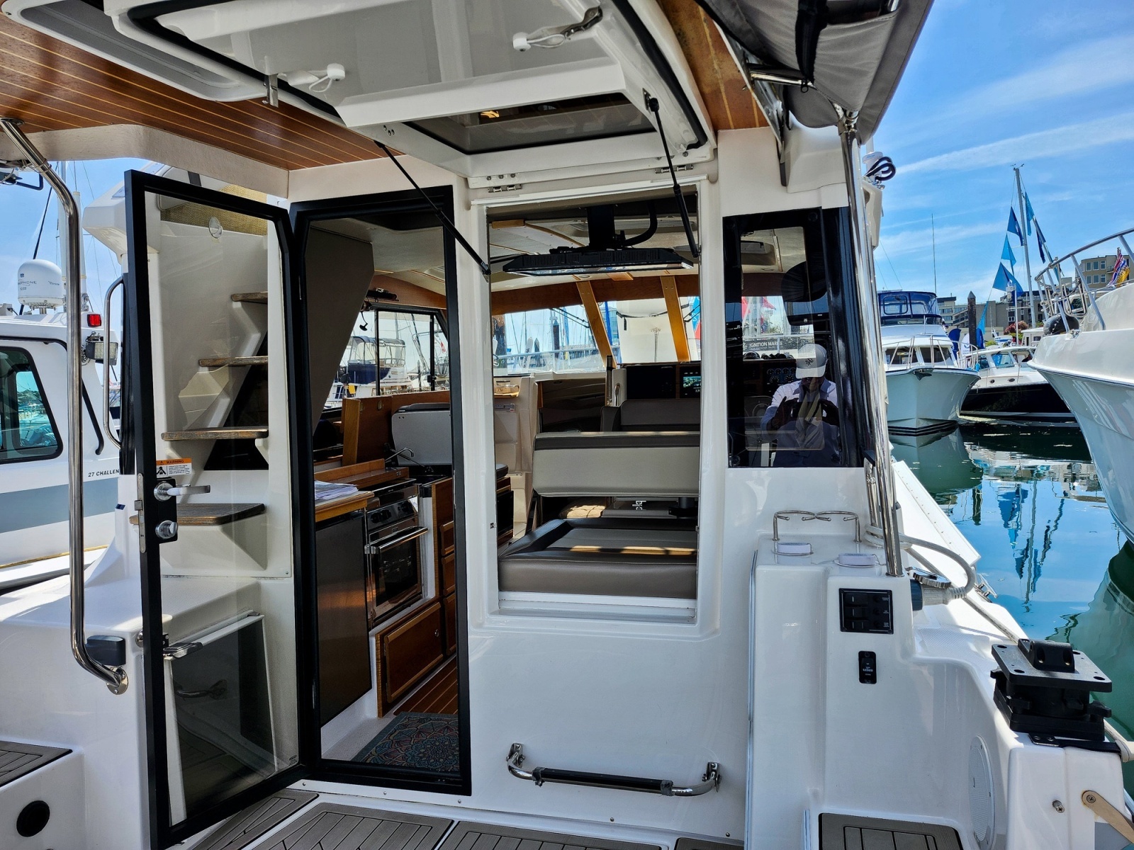 2022 Cutwater C-32 CB photo 4