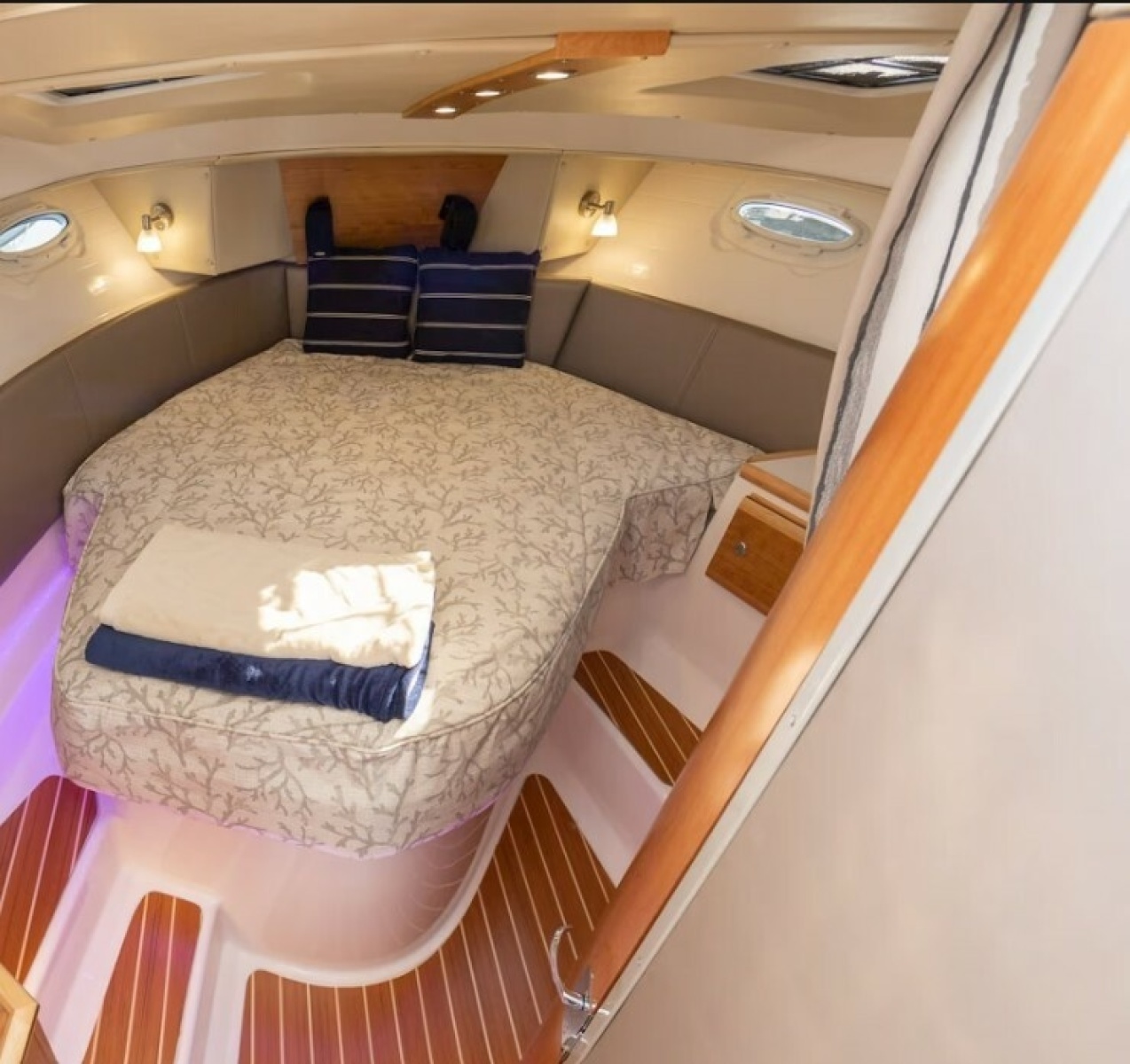 37' 2022 Cutwater C-32 CB