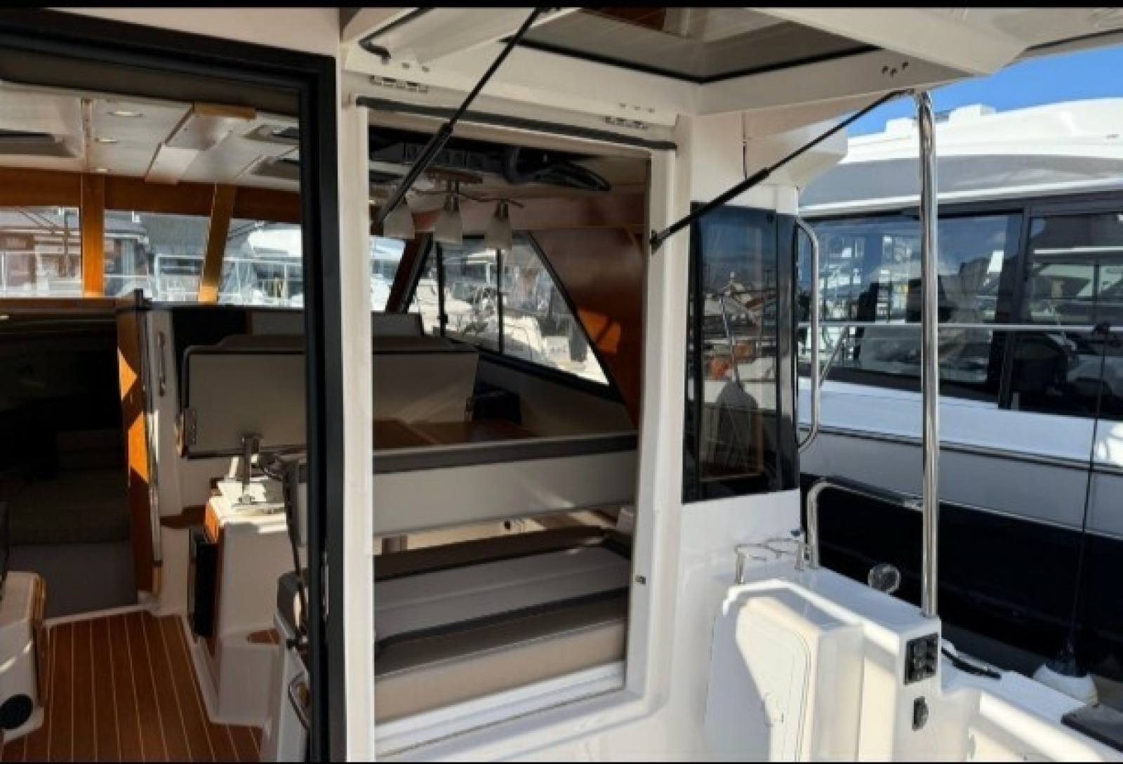 37' 2022 Cutwater C-32 CB