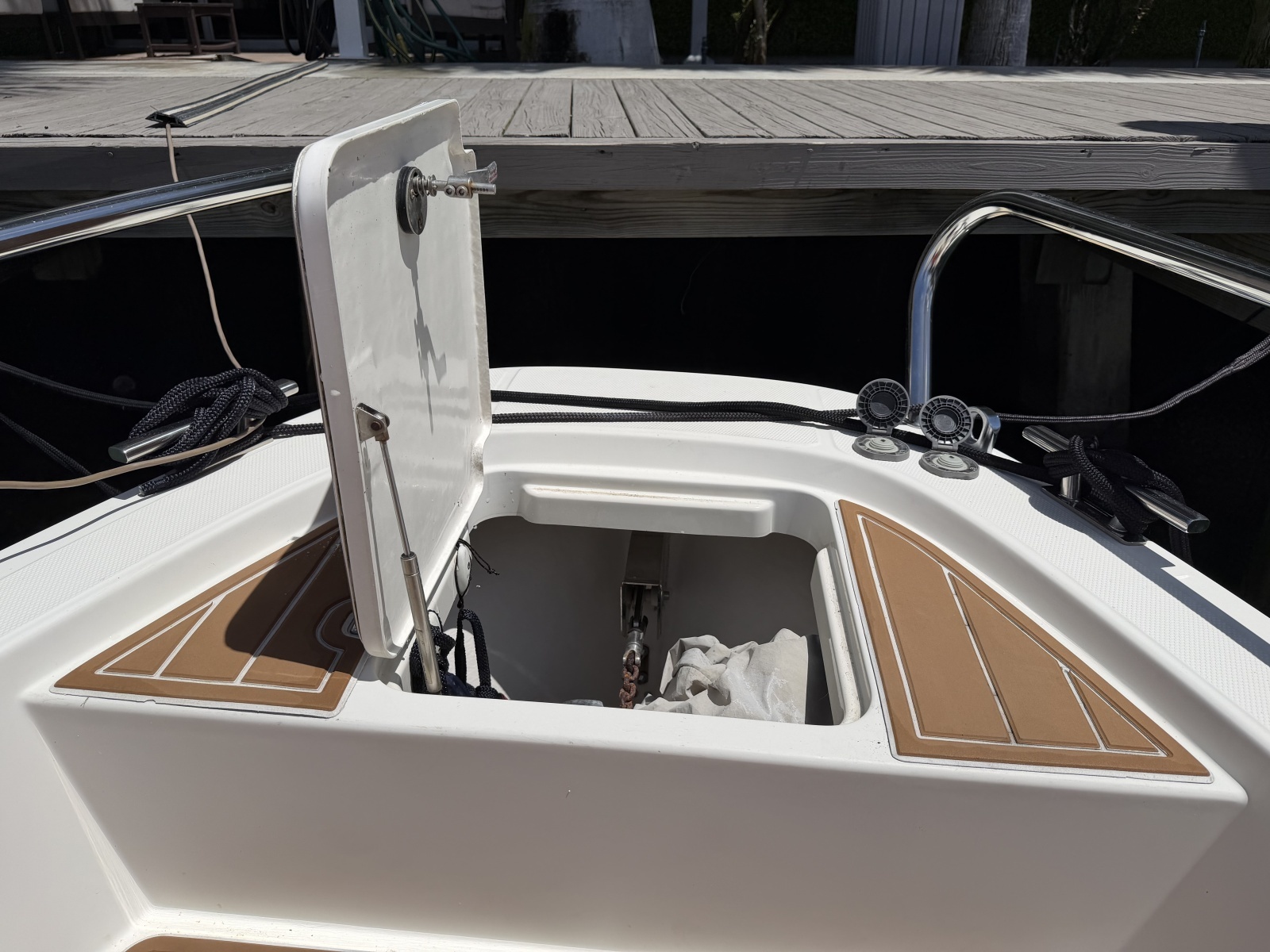 Nimbus 26 - Anchor Locker