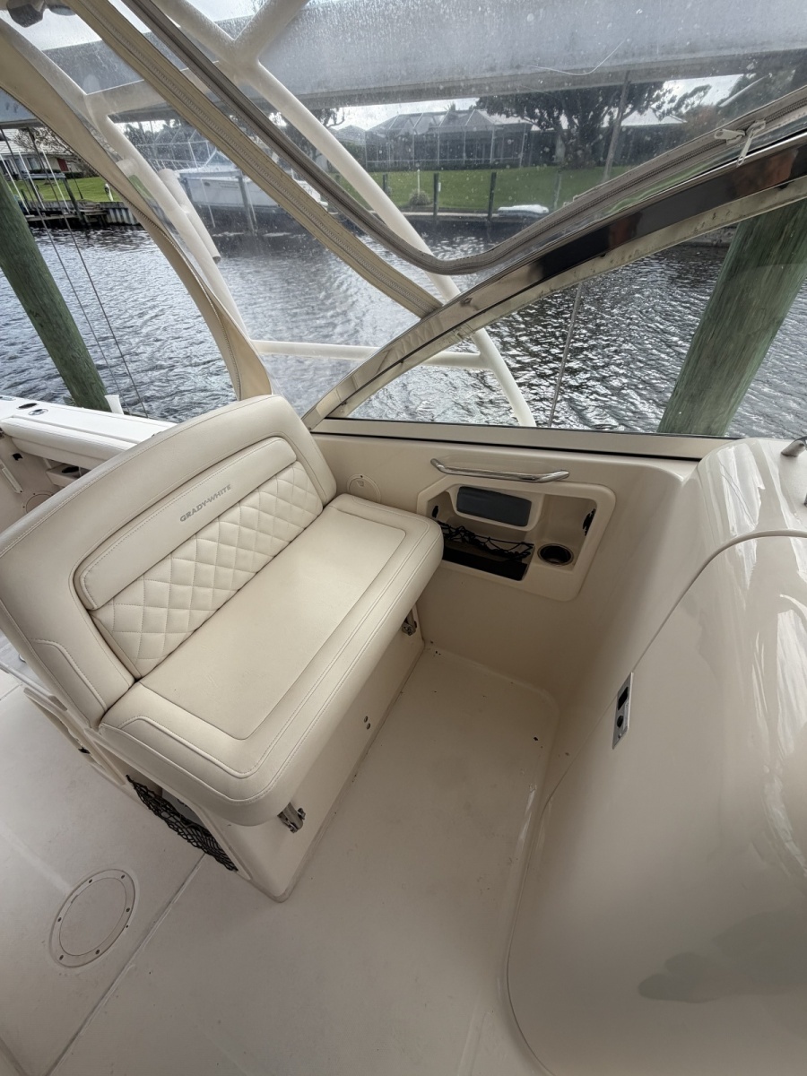 30ft Grady White Yacht For Sale