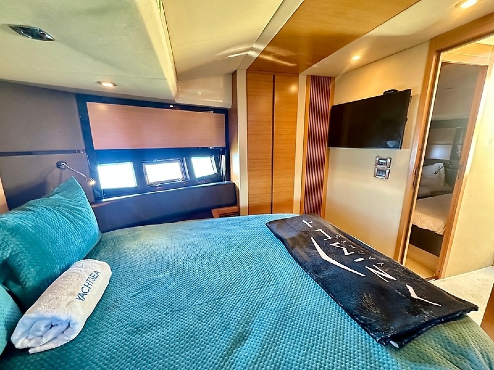 53' 2011 Azimut FlyBridge