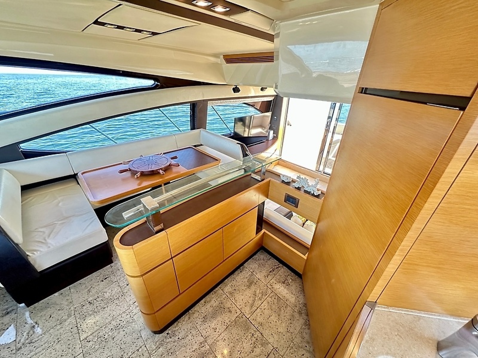 53' 2011 Azimut FlyBridge