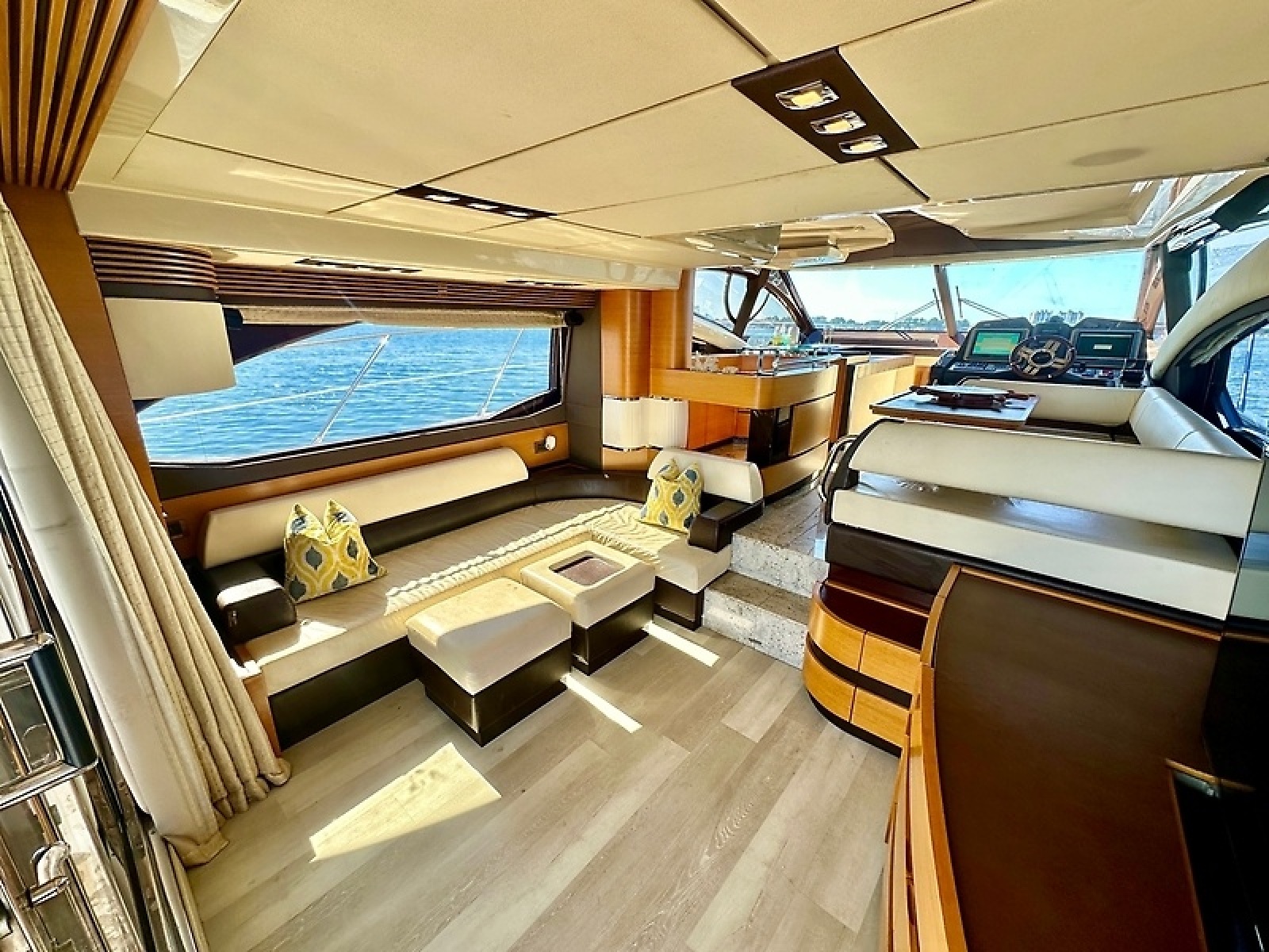 53' 2011 Azimut FlyBridge