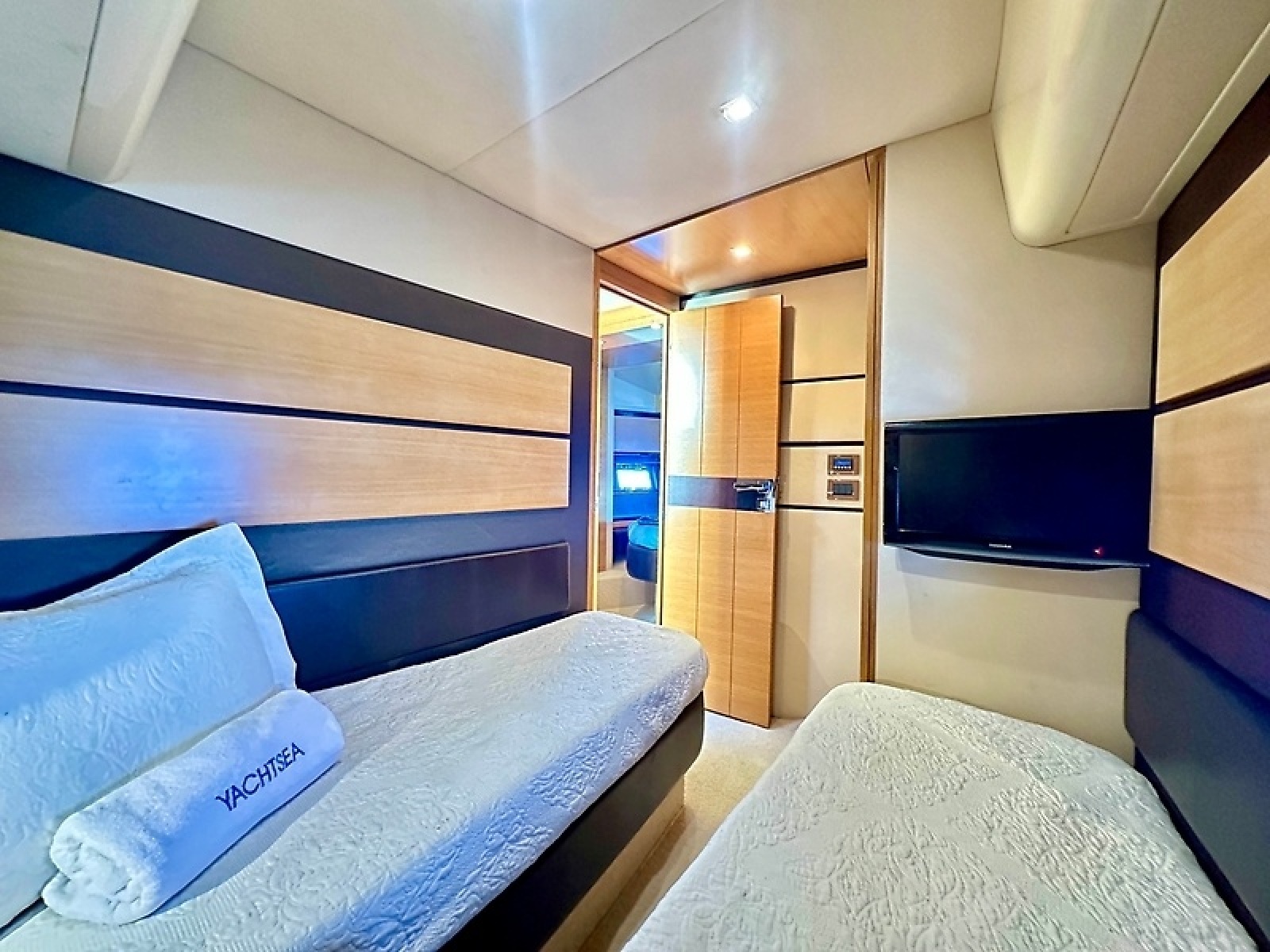 53' 2011 Azimut FlyBridge