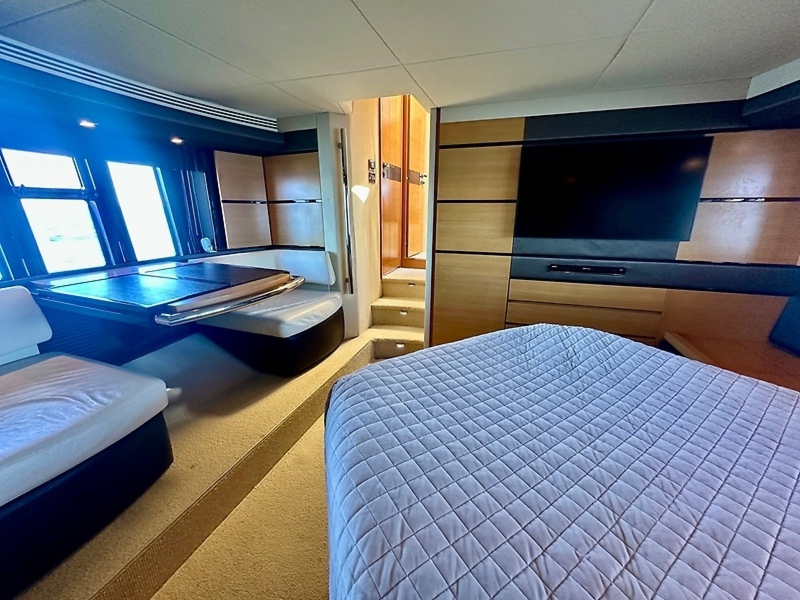 53' 2011 Azimut FlyBridge