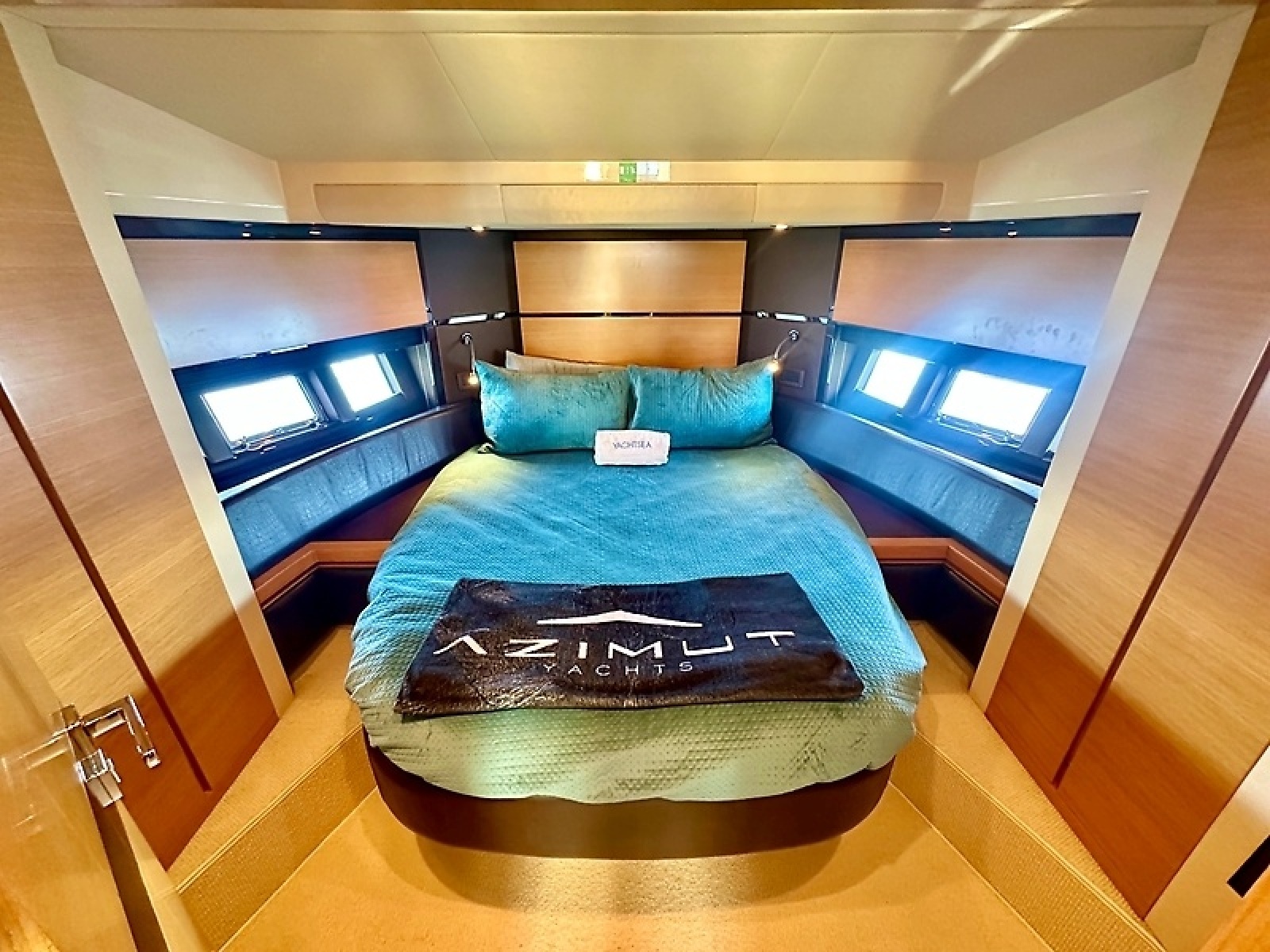 53' 2011 Azimut FlyBridge