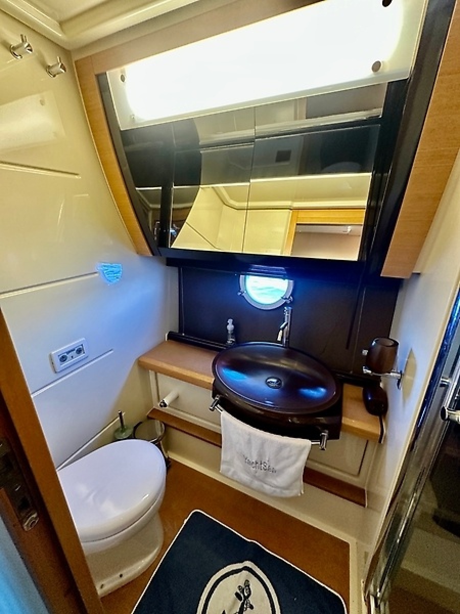 53' 2011 Azimut FlyBridge