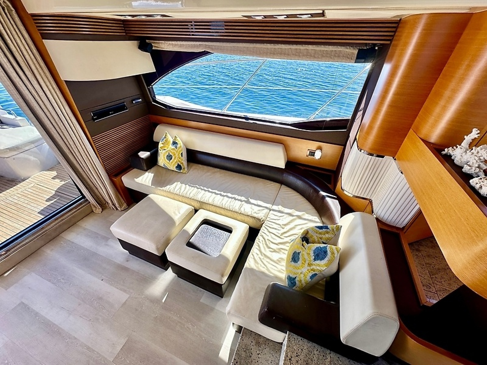 53' 2011 Azimut FlyBridge
