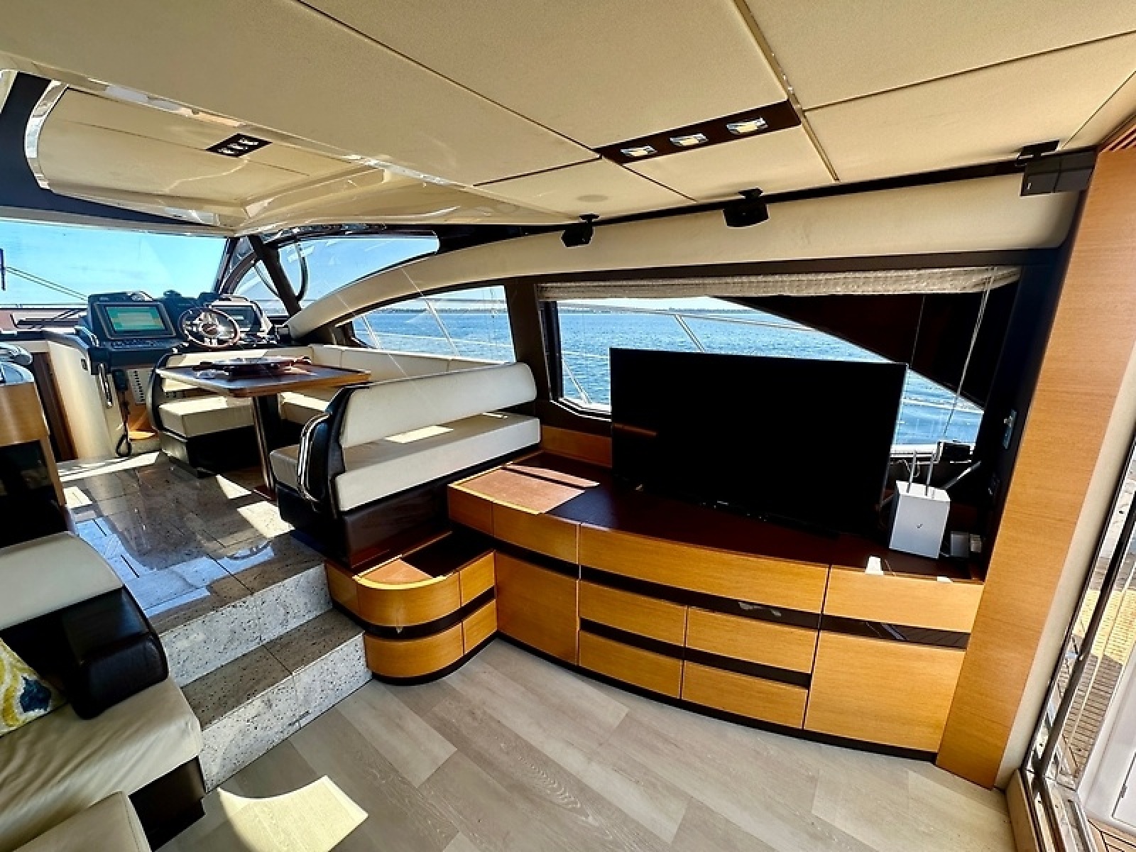 53' 2011 Azimut FlyBridge