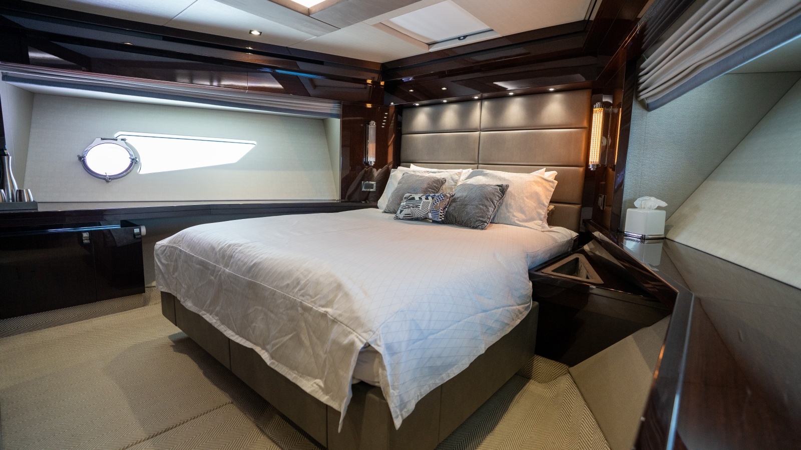 2017 Sunseeker 86 Yacht photo 64