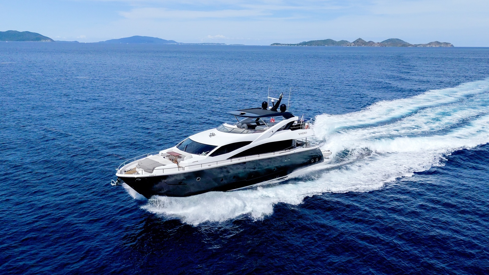 2017 Sunseeker 86 Yacht photo 2