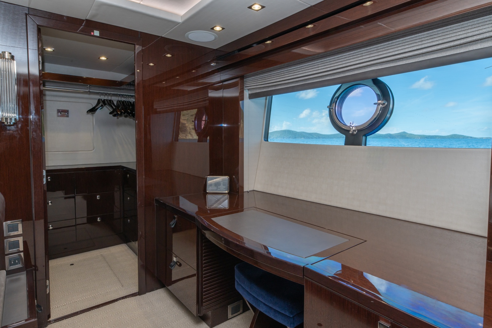 86' 2017 Sunseeker 86 Yacht