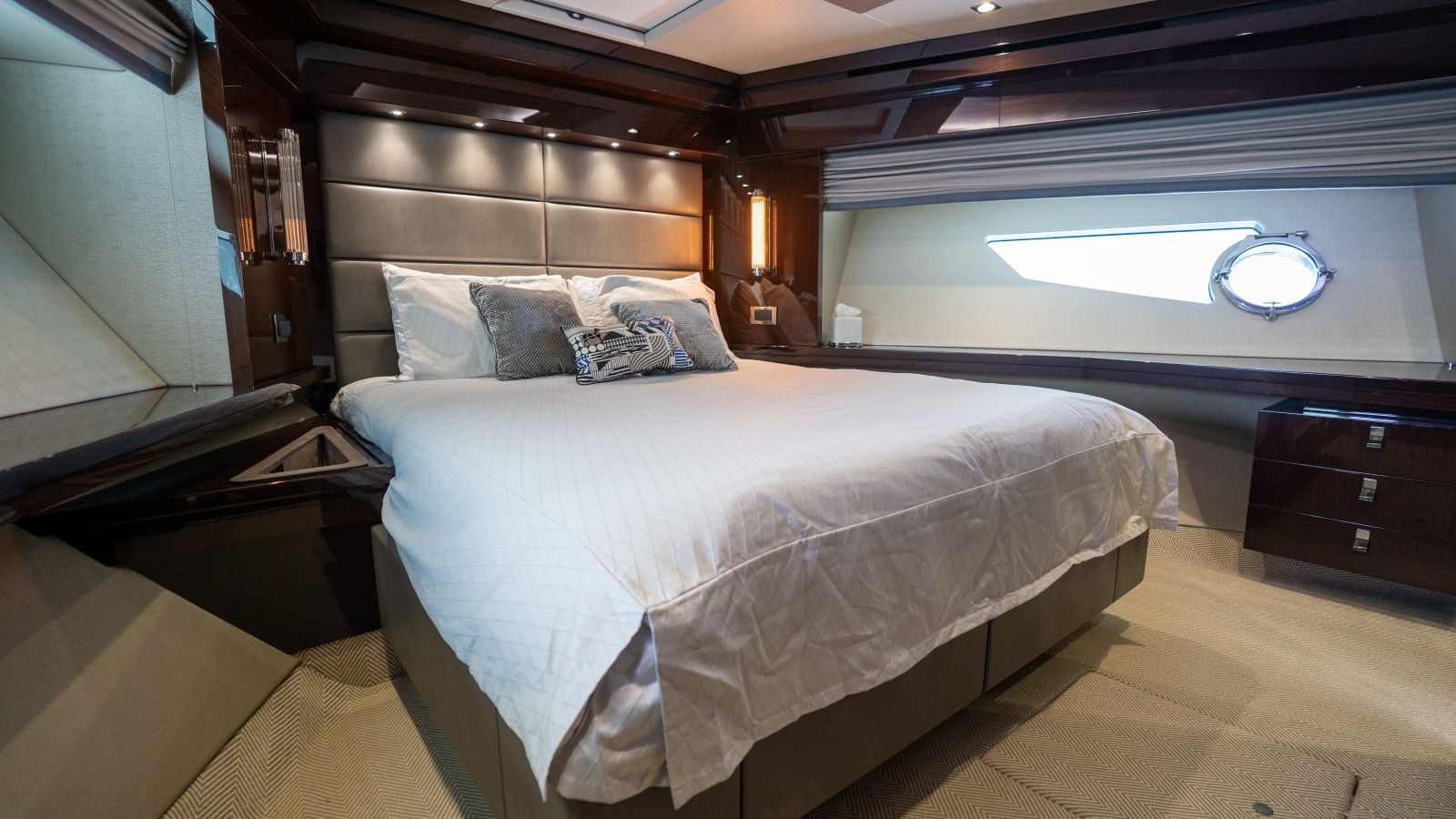 2017 Sunseeker 86 Yacht photo 65