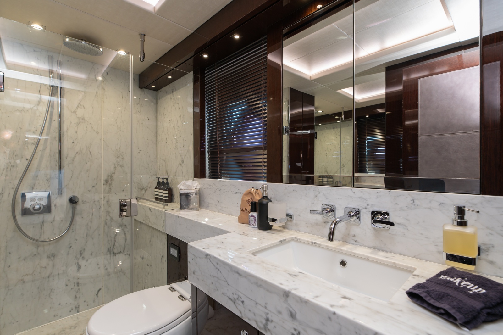 86' 2017 Sunseeker 86 Yacht