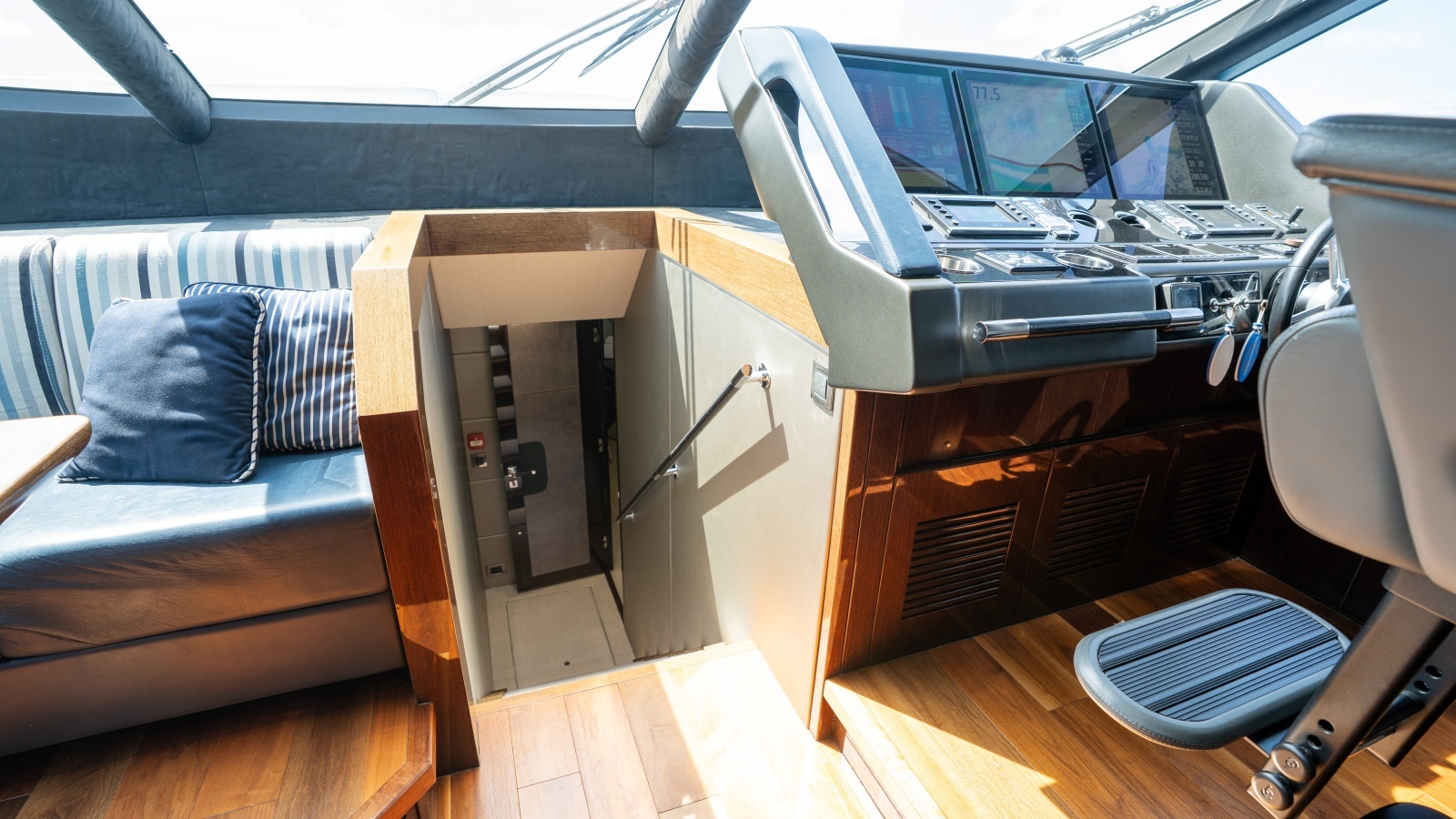 2017 Sunseeker 86 Yacht photo 48