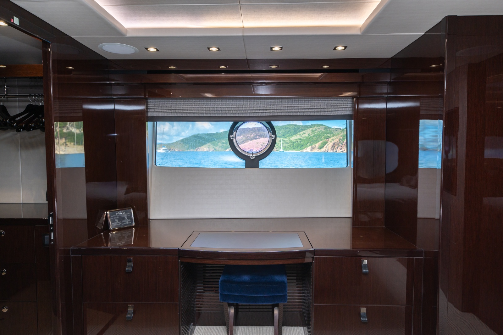 86' 2017 Sunseeker 86 Yacht