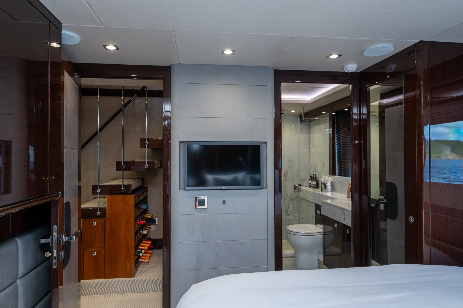 86' 2017 Sunseeker 86 Yacht