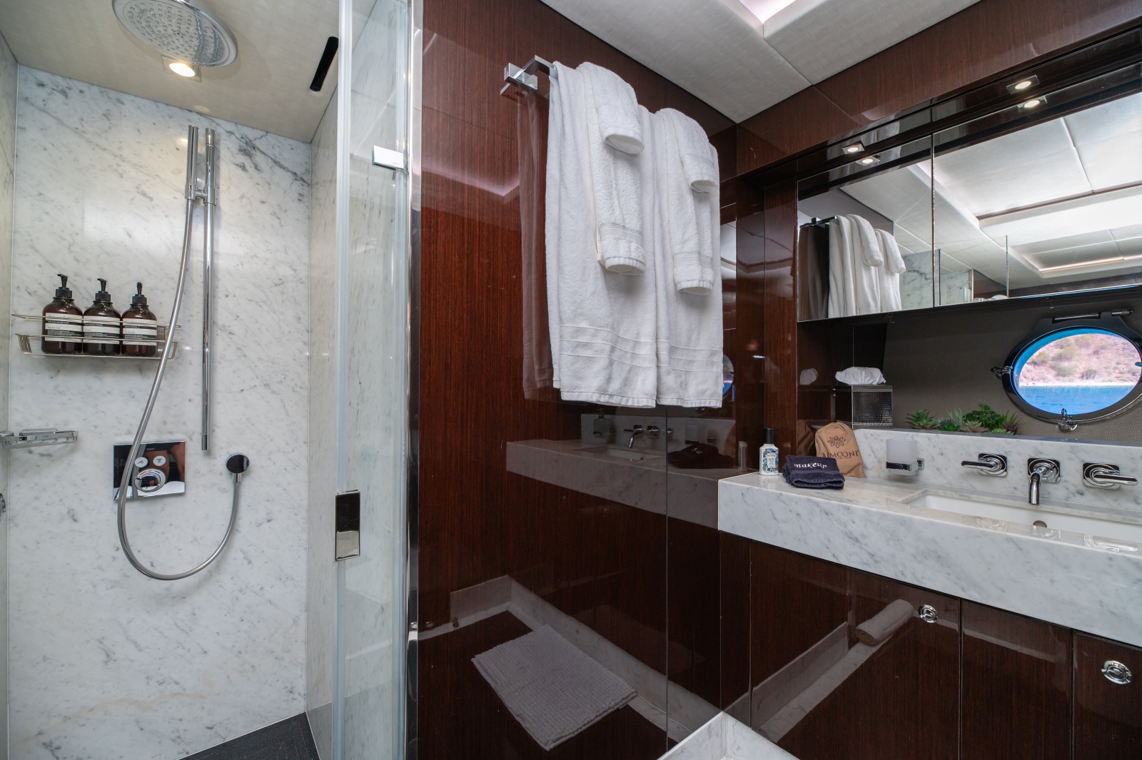 86' 2017 Sunseeker 86 Yacht