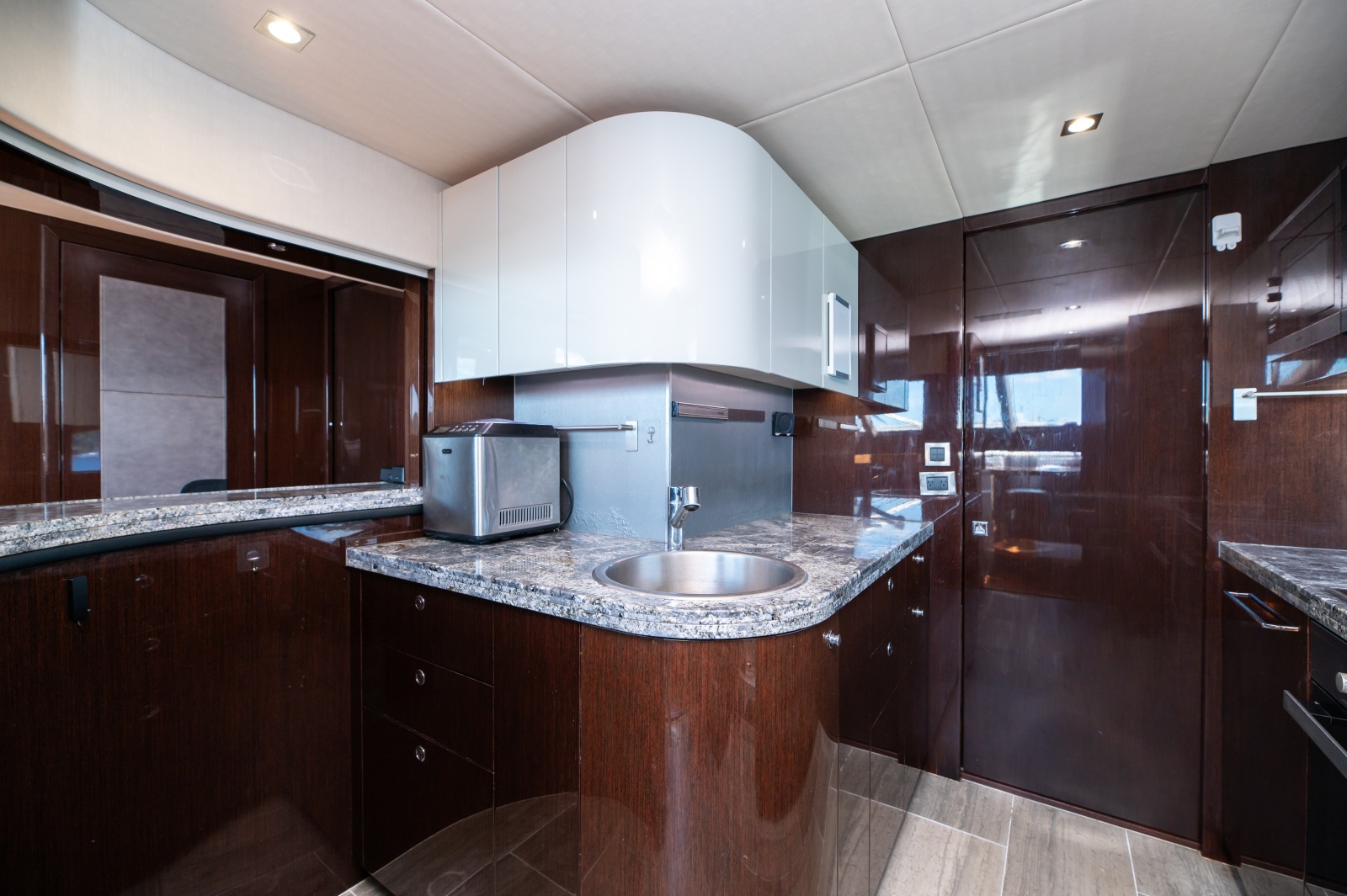 86' 2017 Sunseeker 86 Yacht