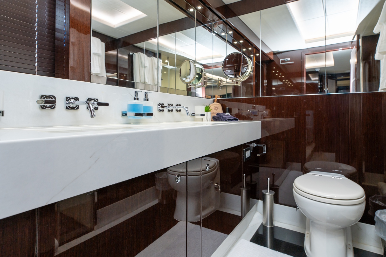 86' 2017 Sunseeker 86 Yacht