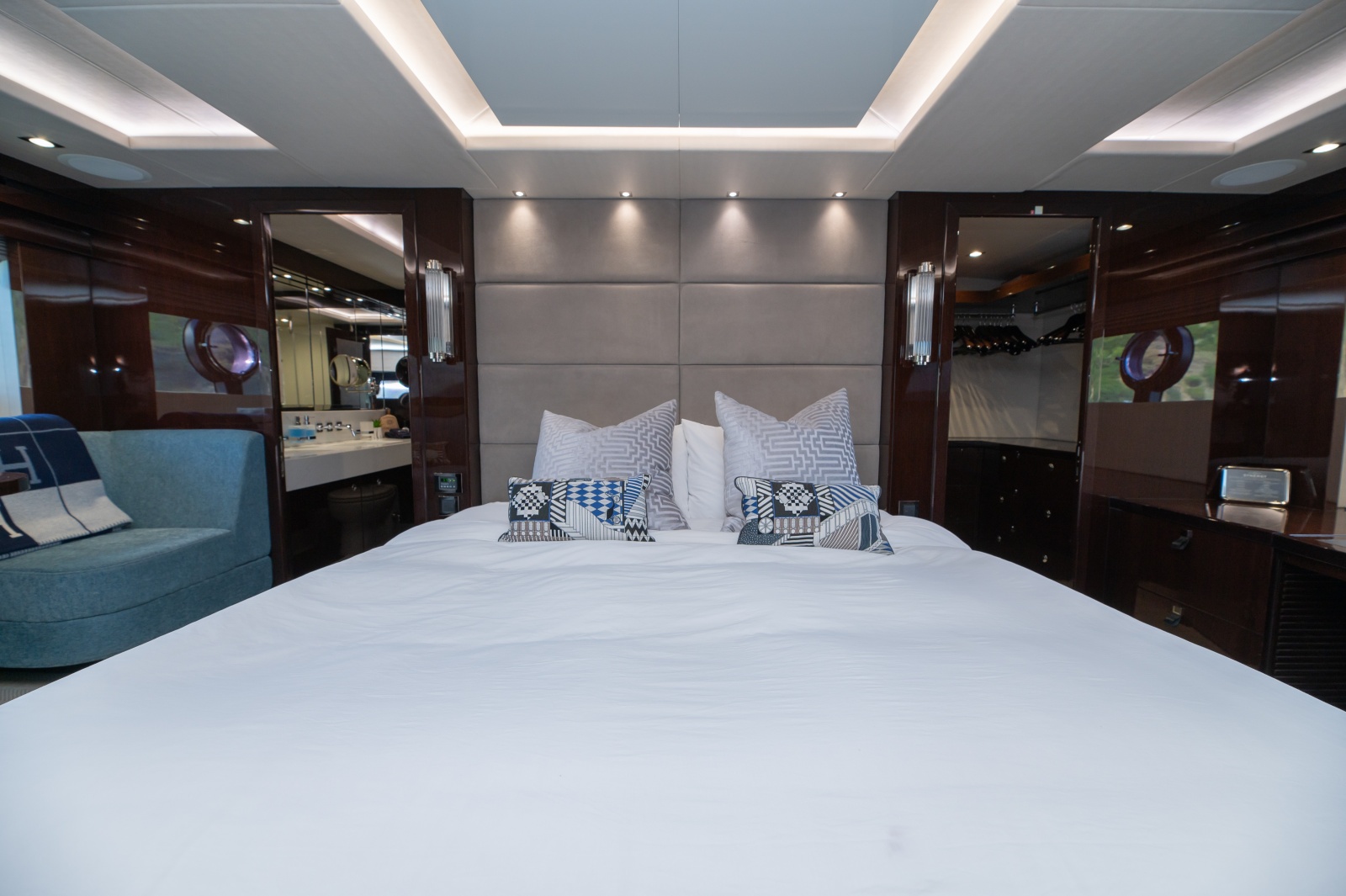 86' 2017 Sunseeker 86 Yacht